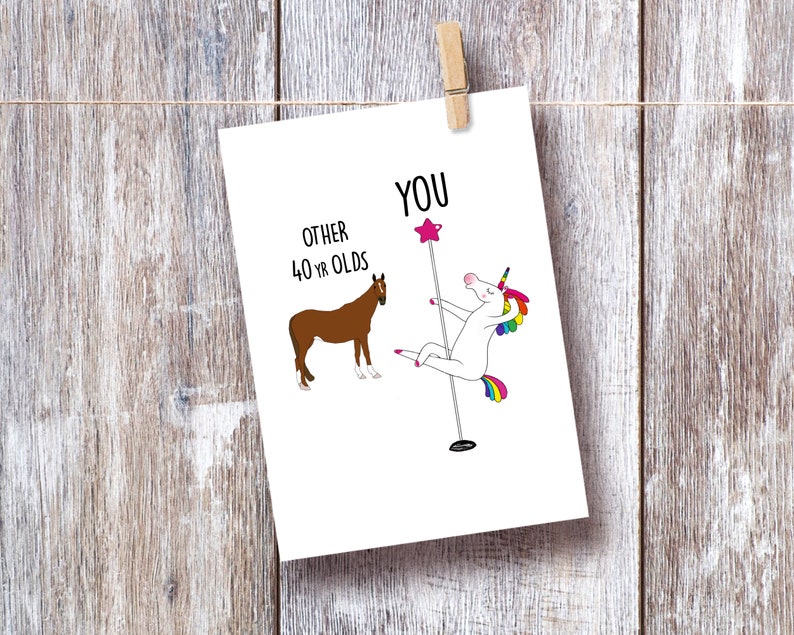 K&ouml;nnte beinhalten: Eine wei&szlig;e Karte mit einer humorvollen Illustration, die ein normales Pferd mit einem Einhorn auf einer Stange vergleicht. Der Text lautet "Other 40 yr olds" neben dem Pferd und "You" neben dem Einhorn.