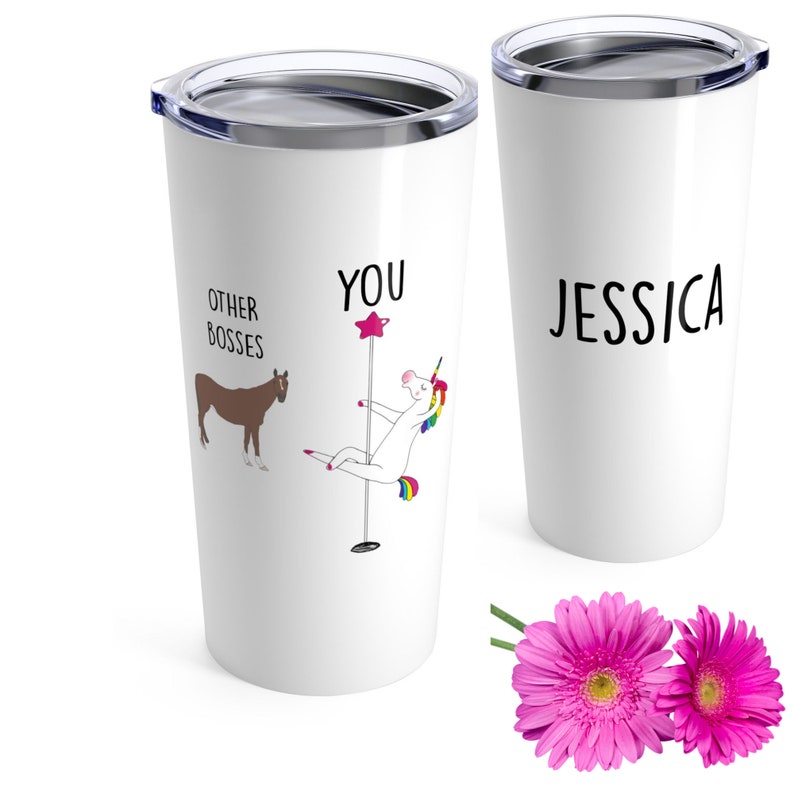 Pu&ograve; includere: Due tazze da viaggio bianche con un design di unicorno e cavallo. La tazza a sinistra dice "Other Bosses" con un cavallo marrone e "You" con un unicorno su un palo. La tazza a destra dice "Jessica".