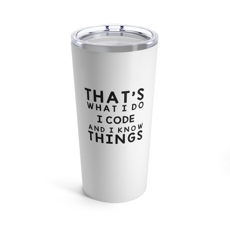 K&ouml;nnte beinhalten: Ein wei&szlig;er Edelstahlbecher mit einer schwarzen Aufschrift, die lautet "That's what I do I code and I know things."