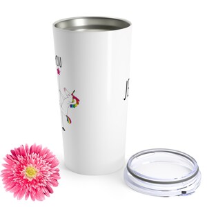 Pu&ograve; includere: Tazza da viaggio in acciaio inox bianco con un unicorno che tiene un palo e il testo "Ti amo". La tazza ha un coperchio trasparente.