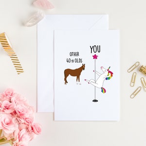 K&ouml;nnte beinhalten: Eine Gru&szlig;karte mit einer humorvollen Illustration, die einen tanzenden Einhorn an einer Stange mit einem Pferd vergleicht. Der Text lautet "Other 40 yr olds" neben dem Pferd und "You" neben dem Einhorn.