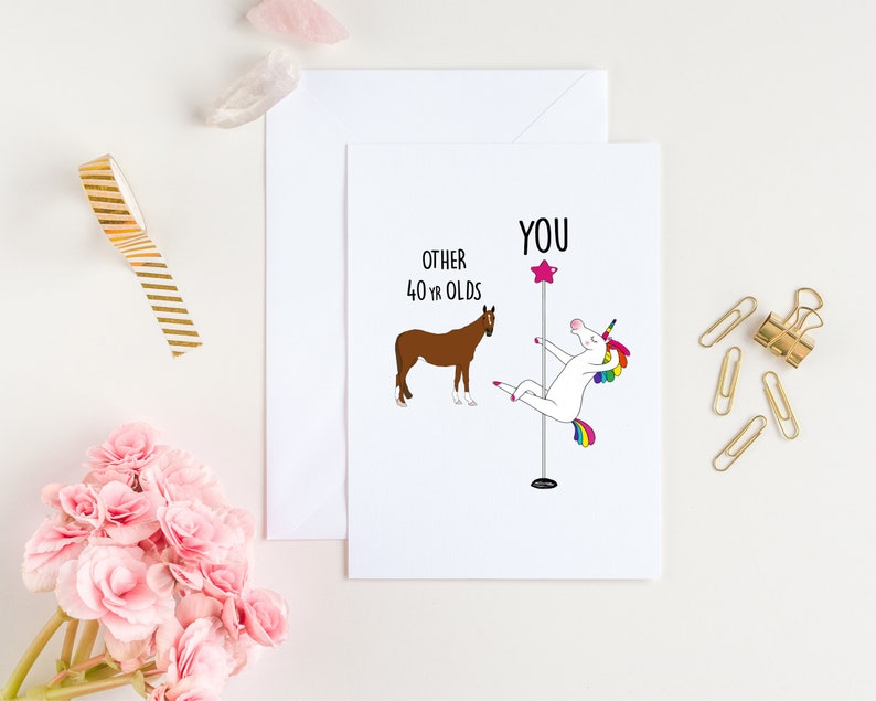 K&ouml;nnte beinhalten: Eine Gru&szlig;karte mit einer humorvollen Illustration, die einen tanzenden Einhorn an einer Stange mit einem Pferd vergleicht. Der Text lautet "Other 40 yr olds" neben dem Pferd und "You" neben dem Einhorn.