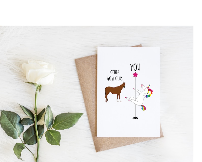 K&ouml;nnte beinhalten: Eine Gru&szlig;karte mit einem Einhorn, das an einer Stange tanzt, mit dem Text "YOU" dar&uuml;ber. Ein braunes Pferd befindet sich auf der linken Seite der Karte mit dem Text "OTHER 40 YR OLDS" dar&uuml;ber.