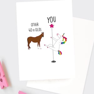 K&ouml;nnte beinhalten: Eine Gru&szlig;karte mit wei&szlig;em Hintergrund und schwarzem Text, der "Other 40 yr olds" und "You" lautet. Auf der linken Seite der Karte ist eine Illustration eines braunen Pferdes und auf der rechten Seite eine Illustration eines Einhorns auf einer Pole-Dance-Stange.