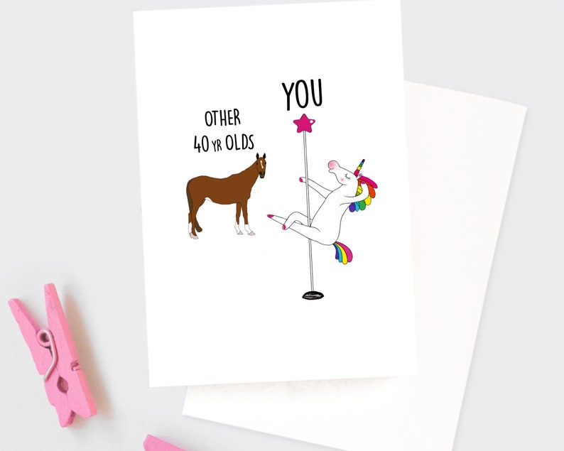 K&ouml;nnte beinhalten: Eine Gru&szlig;karte mit wei&szlig;em Hintergrund und schwarzem Text, der "Other 40 yr olds" und "You" lautet. Auf der linken Seite der Karte ist eine Illustration eines braunen Pferdes und auf der rechten Seite eine Illustration eines Einhorns auf einer Pole-Dance-Stange.