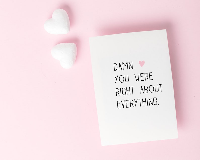 Puede incluir: Una tarjeta blanca con un coraz&oacute;n rosa y el texto "DAMN. YOU WERE RIGHT ABOUT EVERYTHING."