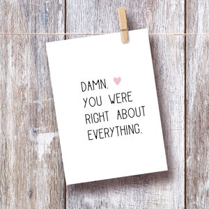 Puede incluir: Una tarjeta blanca con texto negro que dice "DAMN. YOU WERE RIGHT ABOUT EVERYTHING." Un peque&ntilde;o coraz&oacute;n rosa est&aacute; al lado de la palabra "DAMN."