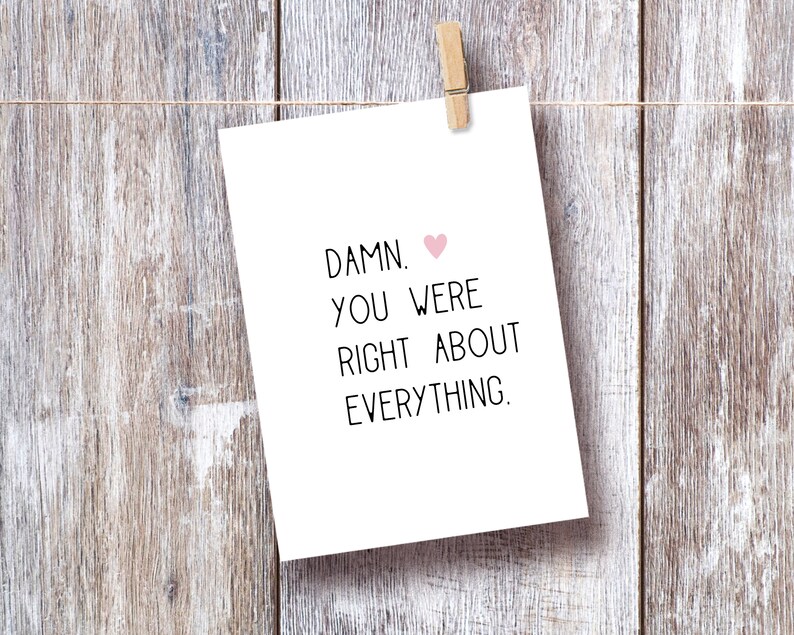 Puede incluir: Una tarjeta blanca con texto negro que dice "DAMN. YOU WERE RIGHT ABOUT EVERYTHING." Un peque&ntilde;o coraz&oacute;n rosa est&aacute; al lado de la palabra "DAMN."