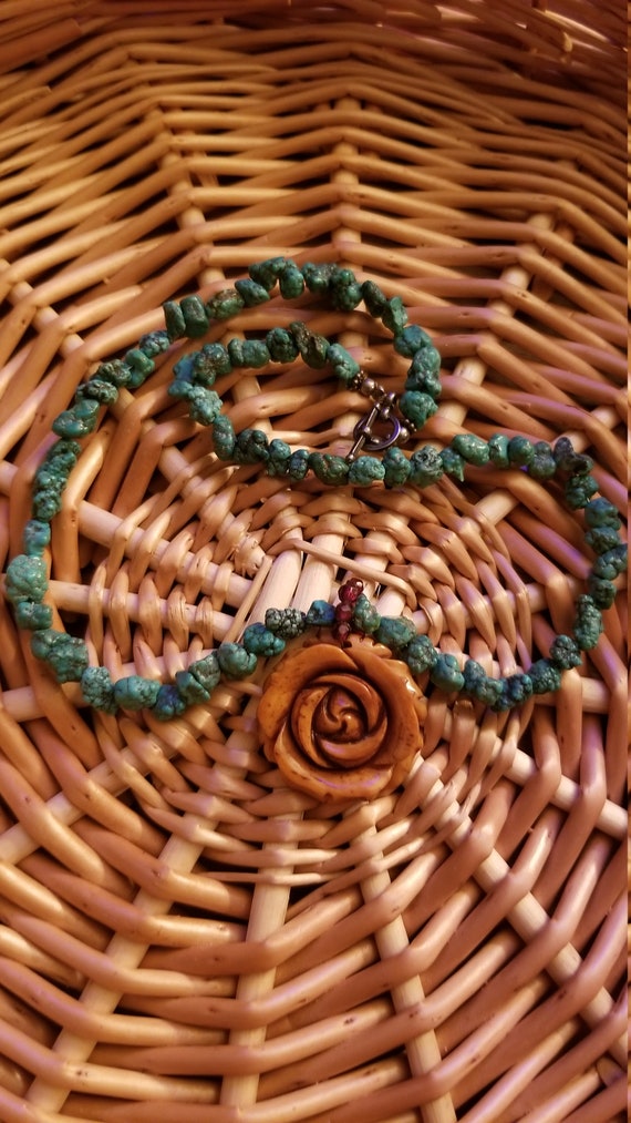 Vintage Turquoise & Wood Resin Carved Flower Neckl
