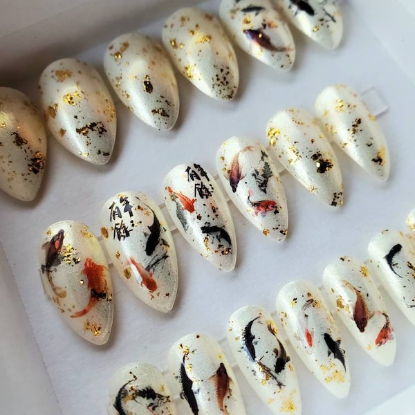 Uñas postizas con diseño de peces koi, hojuelas doradas, diseño japonés.