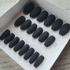 Black nails, fake nails, press on nails, faux nail, glue on nails. Matte black nails. Matte/glossy finish. Black Press on Nails short.