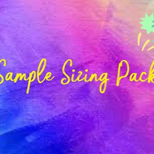 Puede incluir: Un fondo colorido con un degradado de azules, morados y rosas. Las palabras "Sample Sizing Pack" están escritas en amarillo, en cursiva. Hay gráficos de explosiones de estrellas.