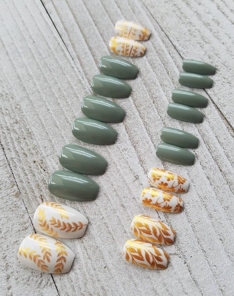 Sage green fake nails with gold leaves. Fakefalsefaux nails, press on nails. Fall nails, boho style, minimalist. Matte or glossy finish. image 3