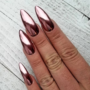 Rose Pink chrome nails, glossy finish. Fake nails, press on nails, false nails, faux nails. Rose gold chrome nails, chrome mirror nails.