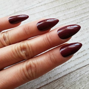 Full Set - Wine Red press on nails • Handmade Reusable Fake Nails • False Nails • Faux Nails • Dark Burgandy • Maroon Nails • Almond Nails