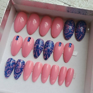 Blue Lace on Pink Fake nails. Press on nails, false nails, faux nails. Pink nails, almond nails. Blue rhinstones. Lace nails. Beach nails.