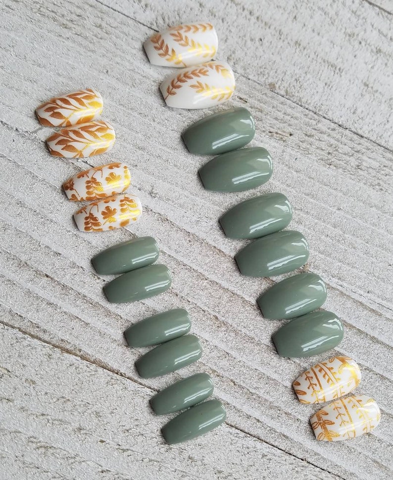 Sage green fake nails with gold leaves. Fakefalsefaux nails, press on nails. Fall nails, boho style, minimalist. Matte or glossy finish. image 4