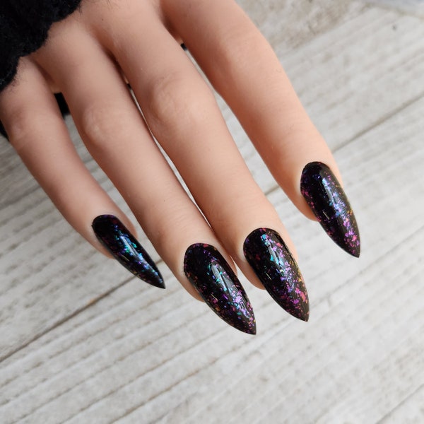 Uñas postizas con copos de camaleón azul, verde y morado. Uñas postizas. Uñas negras mate, con cambio de color, ideales para Halloween.