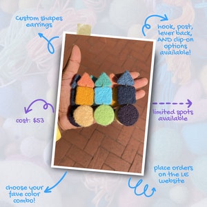 Könnte beinhalten: Ein Set aus bunten Filzohrringen in verschiedenen geometrischen Formen, darunter Quadrate, Dreiecke und Kreise. Die Ohrringe sind in verschiedenen Farben erhältlich, darunter Blau, Grün, Gelb, Orange und Braun. Die Ohrringe sind handgefertigt und in begrenzter Stückzahl erhältlich. Die Ohrringe kosten 53 € und können auf der Etsy-Website gekauft werden.