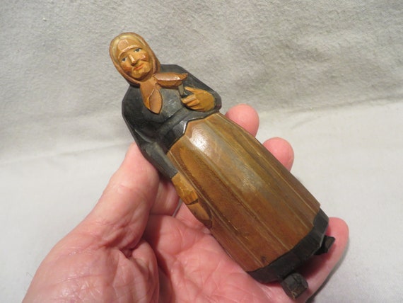H. Huggler-Wyss（スイス）製 スタインボックの木彫り Vintage Swiss Huggler Wyss Carved Wood Figure - Peasant Woman