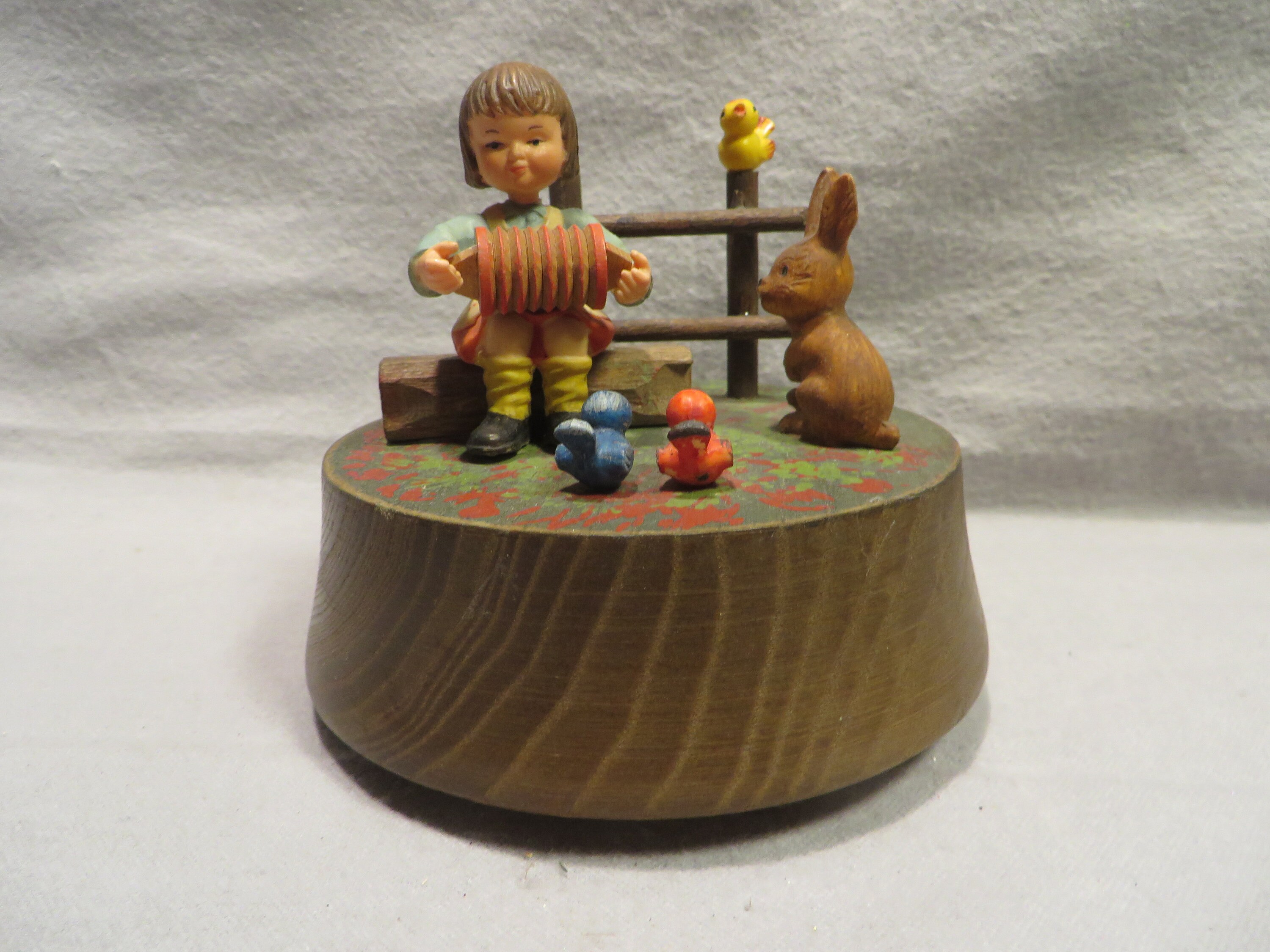 lenox レノックス　おもちゃ箱 動物フィギュア純正箱なし　music box Vintage Anri Music Box - Girl Playing Squeeze Box With Rabbit and
