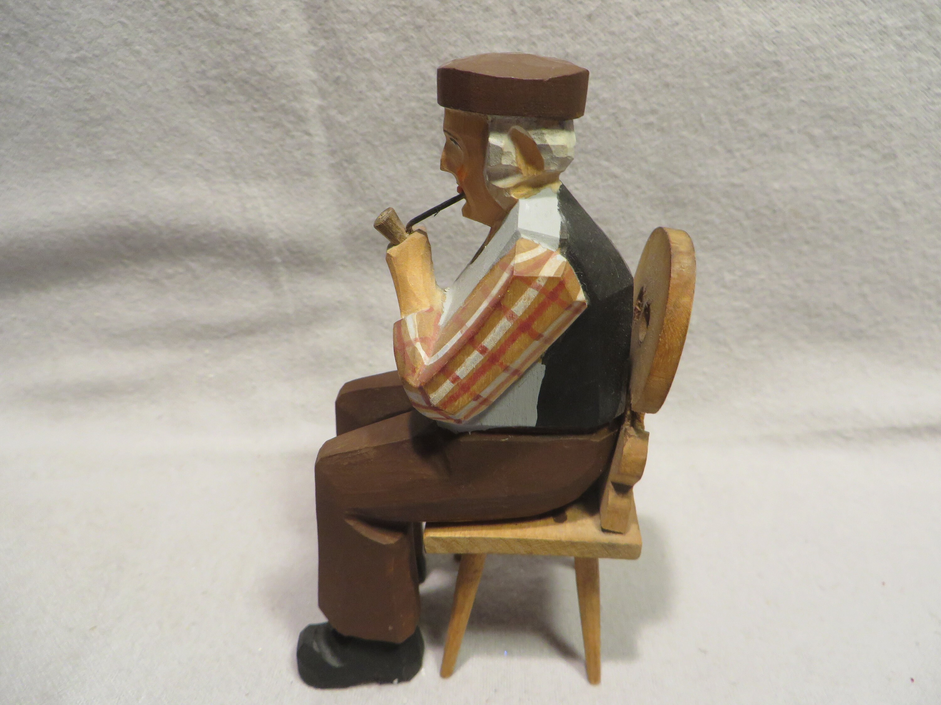 H. Huggler-Wyss（スイス）製 スタインボックの木彫り Vintage Swiss Huggler Wyss Carved Wood Man Sitting In Chair