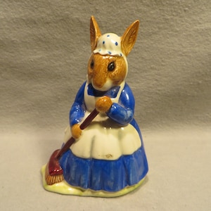 Vintage Royal Doulton Bunnykins Figurine - Mrs. Bunnykins Clean Sweep