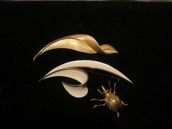 Deux Broches Vintage Trifari En Métal Doré - Années 70/80 - Style Rétro