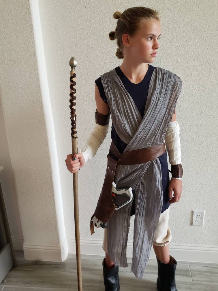 女の子のレイコスチューム：スターウォーズ風のレザーアクセサリー付き