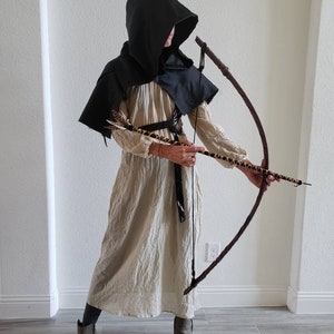 Robe médiévale avec cape à capuche noire : costume de jeune fille viking
