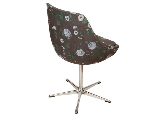 Fauteuil Gris Avec Fleurs Sur Un Pied Galbé 6070