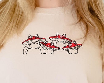 Tshirt ricamata Mushroom Cats, Cottagecore Shirt, Girocollo Aesthetic Tee Shirt, Regalo per gli amanti dei gatti, Countrycore, Mushroom Shirt