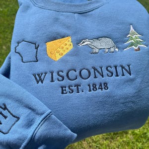 Sudadera bordada de Wisconsin, cuello redondo con iconos de Wisconsin, bordado del estado de Wisconsin, regalo de Wisconsin, sudadera con capucha de Wisconsin, símbolos de Wisconsin