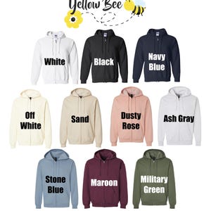 Pu&ograve; includere: Una selezione di felpe con zip in vari colori, tra cui bianco, nero, blu navy, bianco sporco, sabbia, rosa polvere, grigio cenere, blu pietra, bordeaux e verde militare. Ogni felpa ha una zip e un cappuccio.