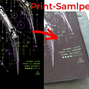 Könnte beinhalten: Ein schwarzes Stoffdruckmuster mit einer digitalen Grafik aus mechanischen Gliedmaßen, geometrischen Knoten und grünem Text: NETNODE: ACTIVE, THREAT LVL: UNKNOWN, SIGNAL INTEGRITY: mit einer Reihe von quadratischen Anzeigen und einem Dreieckssymbol.