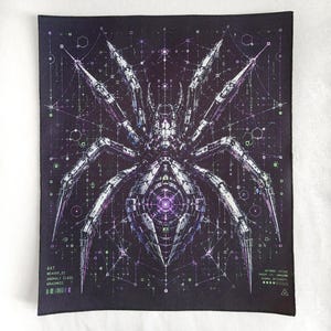 Könnte beinhalten: Ein rechteckiger schwarzer Stoffaufnäher mit einer detaillierten mechanischen Spinnenillustration in Lila-, Weiß- und Grautönen. Das Design umfasst geometrische Netzmuster, technischen Text und einen leuchtenden violetten Kern am Hinterleib.