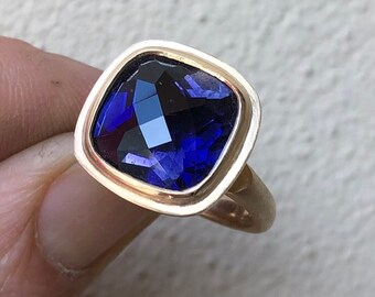 Ring in gold rich yellow 585 14ct with iolite cushion faceted 12 x 12 mm fantastic color!