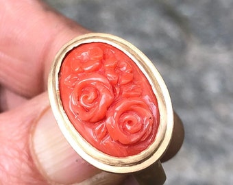 Anillo en oro rosa 750 18ct con coral, rosas grabadas