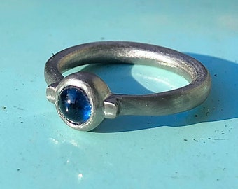 18ct white gold ring, sapphire cabochon 5mm