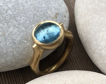 18ct yellow gold ring, aquamarine cabochon 10mm