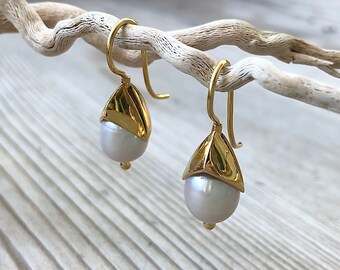 Paar Ohrhänger Silber, plattiert mit 750 Gold, "Schweizer Garde", graue Perlen
