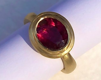 18ct yellow gold ring, tourmaline facetted 10x8mm rubellite