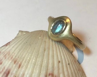 Ring in yellow gold 750 18ct with labradorite 7 x 5 mm