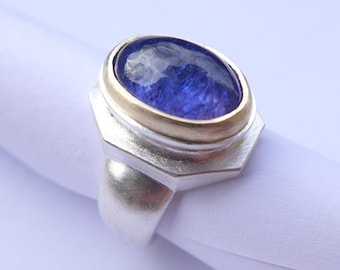 Ring silver tanzanite cabochon, bezel 750 (18k) yellow gold