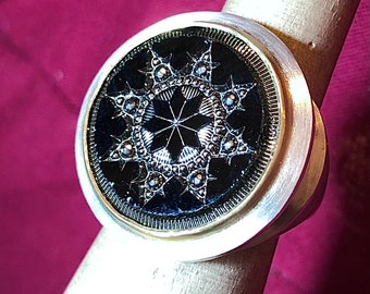 Ring aus Silber mit antikem Glasknopf schwarz und silber, in 585 (14kt) Goldfassung