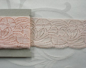 Salmon-colored lace border, approx. 2.50 m