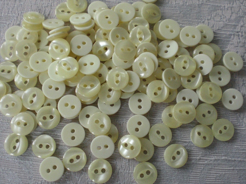 100 doll buttons in mother-of-pearl optics