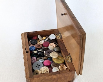 Small wooden box with 120 vintage buttons, plastic buttons, metal buttons, button collection, wooden box