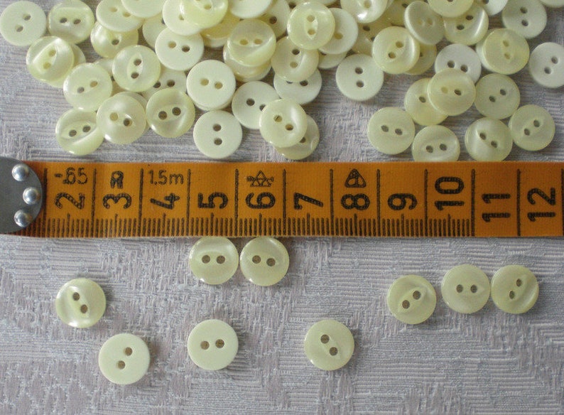 100 doll buttons in mother-of-pearl optics