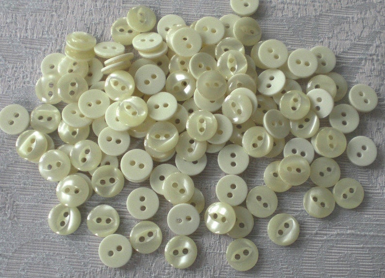 100 doll buttons in mother-of-pearl optics